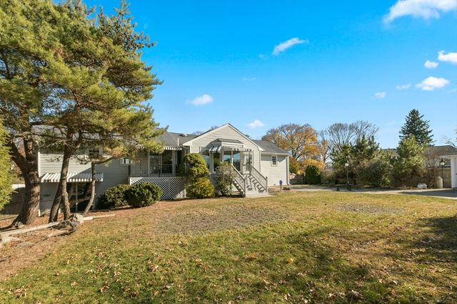 72 Stivaletta Dr, Dedham, MA 02026
