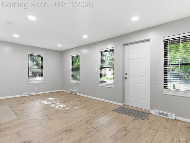 404 La Plaza Court, Royal Oak, MI 48073