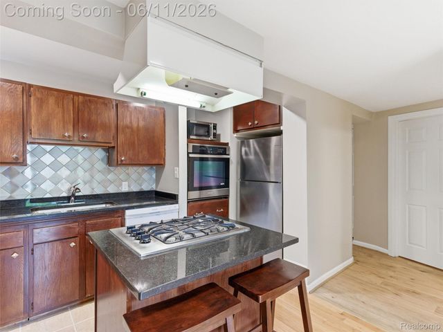 404 La Plaza Court, Royal Oak, MI 48073