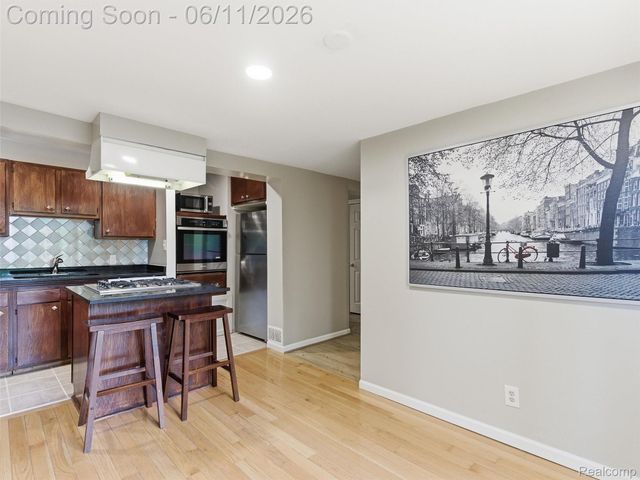 404 La Plaza Court, Royal Oak, MI 48073