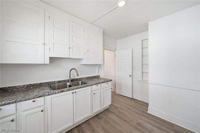 829 Helmsdale Road, Cleveland Heights, OH 44112