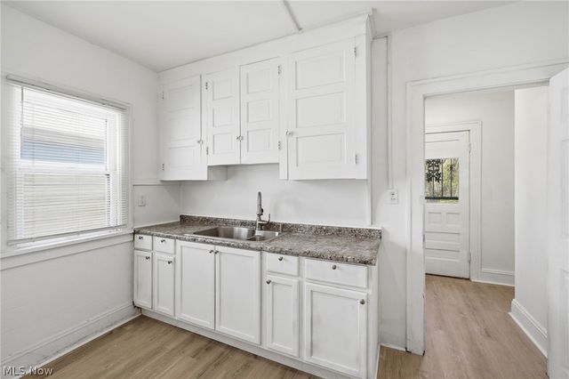 829 Helmsdale Road, Cleveland Heights, OH 44112