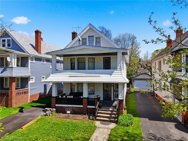 829 Helmsdale Road, Cleveland Heights, OH 44112