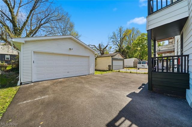 829 Helmsdale Road, Cleveland Heights, OH 44112