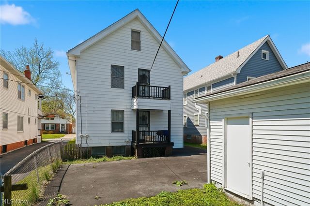 829 Helmsdale Road, Cleveland Heights, OH 44112