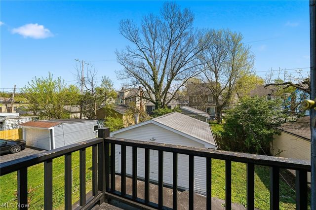 829 Helmsdale Road, Cleveland Heights, OH 44112