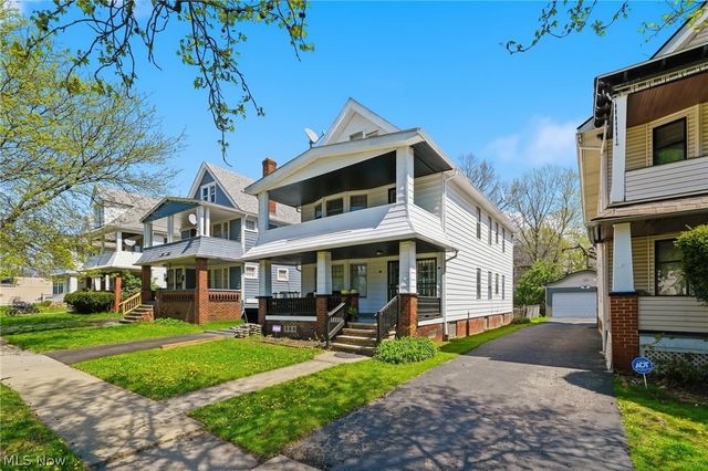 829 Helmsdale Road, Cleveland Heights, OH 44112