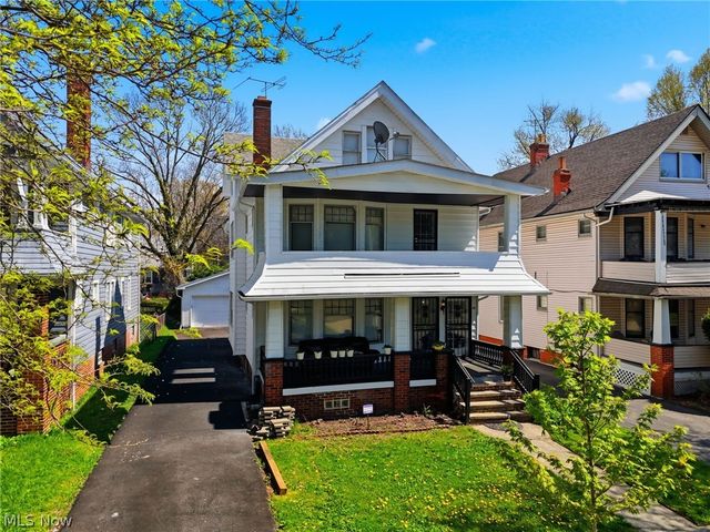 829 Helmsdale Road, Cleveland Heights, OH 44112