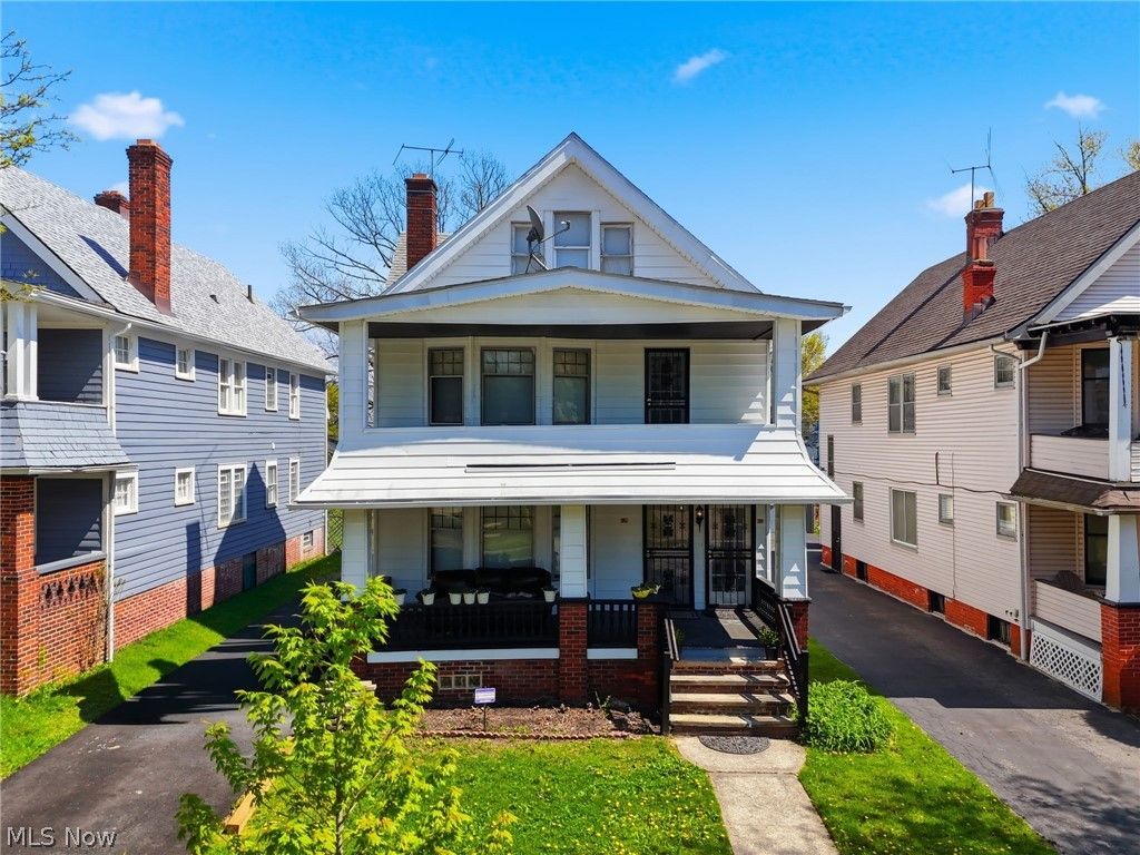 829 Helmsdale Road, Cleveland Heights, OH 44112
