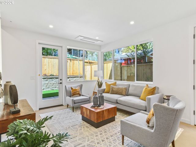 4090 Ne Prescott St C, Portland, OR 97211