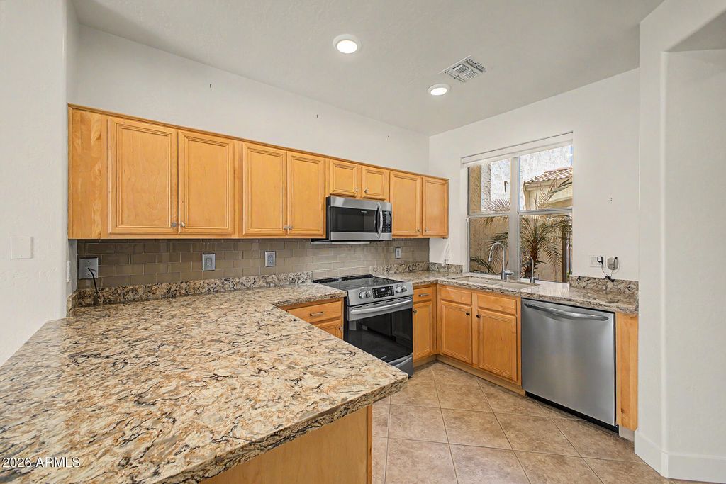 Image 11 of property listing at 1024 E FRYE Road 1065, Phoenix, AZ 85048