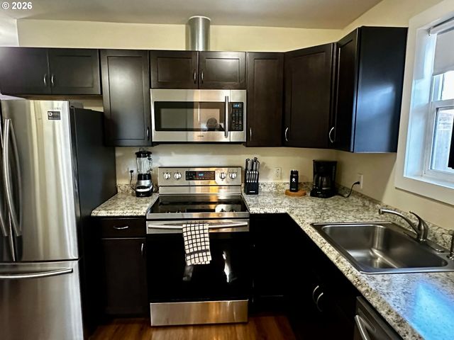 11818 Ne HOLLADAY St, Portland, OR 97220