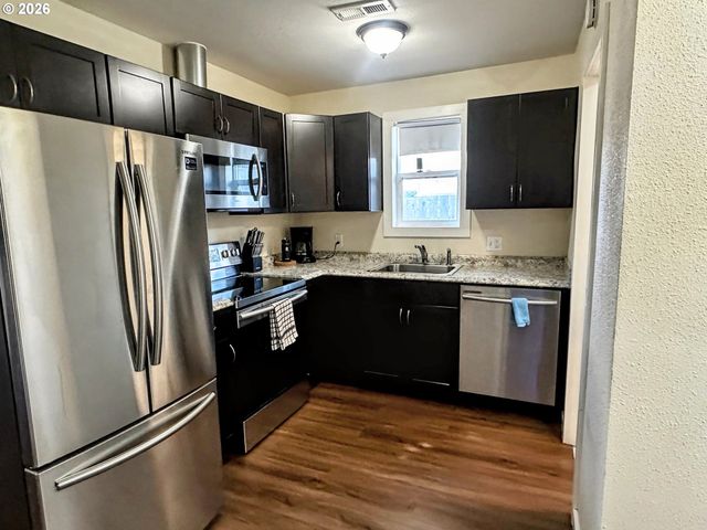 11818 Ne HOLLADAY St, Portland, OR 97220