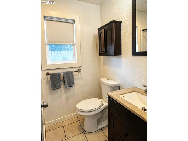 11818 Ne HOLLADAY St, Portland, OR 97220