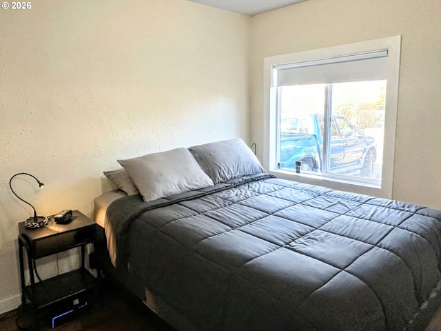 11818 Ne HOLLADAY St, Portland, OR 97220