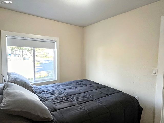 11818 Ne HOLLADAY St, Portland, OR 97220