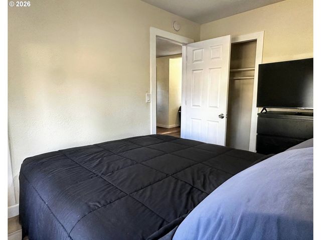 11818 Ne HOLLADAY St, Portland, OR 97220