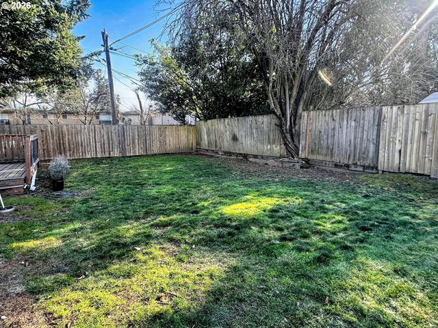 11818 Ne HOLLADAY St, Portland, OR 97220