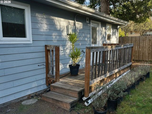 11818 Ne HOLLADAY St, Portland, OR 97220