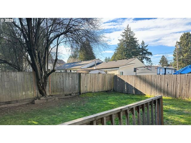 11818 Ne HOLLADAY St, Portland, OR 97220