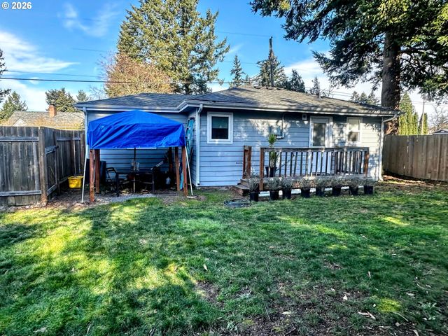 11818 Ne HOLLADAY St, Portland, OR 97220