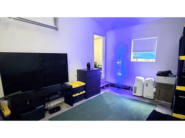 11818 Ne HOLLADAY St, Portland, OR 97220