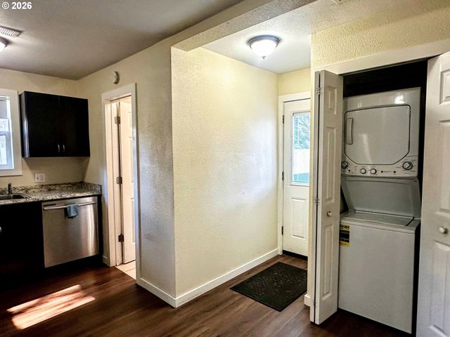 11818 Ne HOLLADAY St, Portland, OR 97220