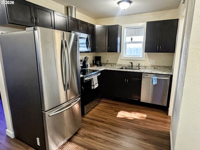 11818 Ne HOLLADAY St, Portland, OR 97220