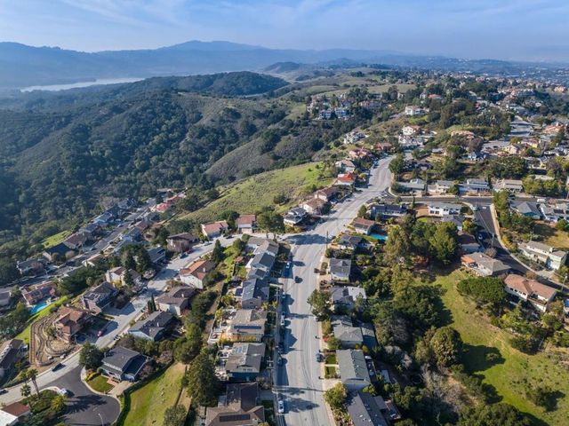 915 Crestview Drive, San Carlos, CA 94070