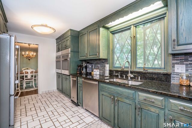 15 Rushleigh Road, West Hartford, CT 06117