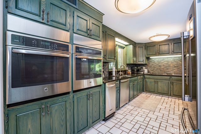 15 Rushleigh Road, West Hartford, CT 06117