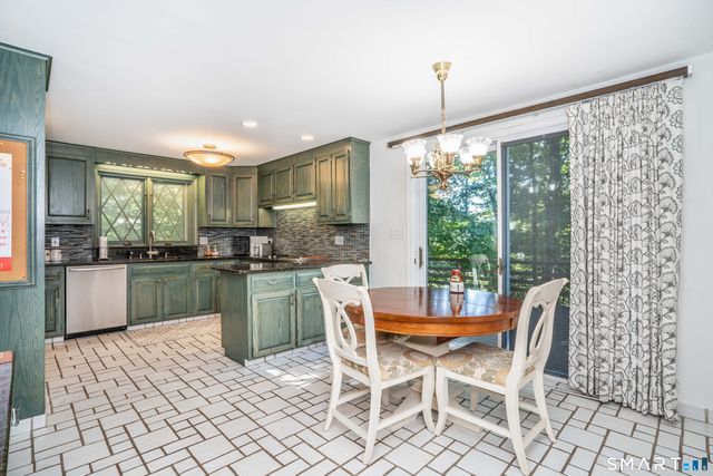 15 Rushleigh Road, West Hartford, CT 06117
