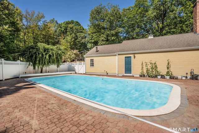 15 Rushleigh Road, West Hartford, CT 06117