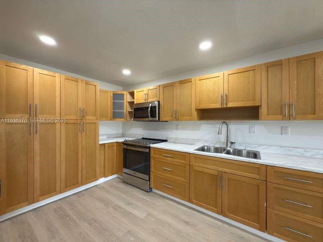 9001 Jacaranda Ln 107, Plantation, FL 33324