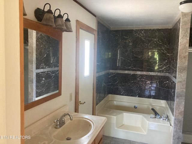 489 Hickory Grove Rd, Madisonville, TN 37354