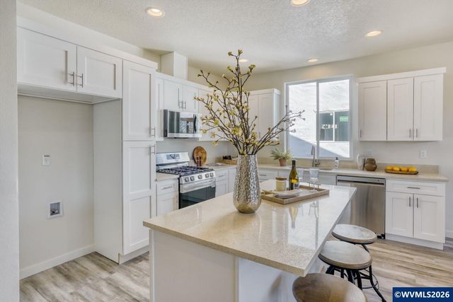 9358 Glory Ct NE, Salem, OR 97305