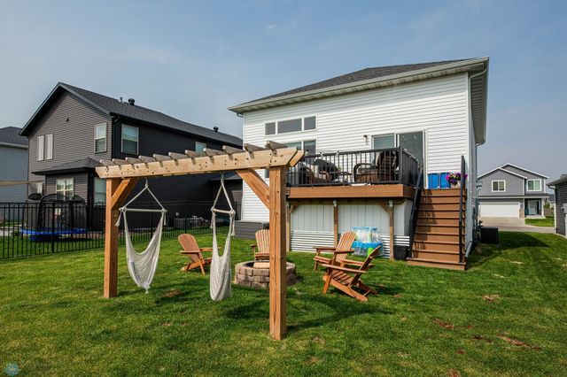 8040 Goldfinch Drive, Horace, ND 58047