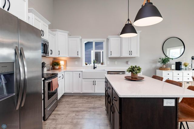 8040 Goldfinch Drive, Horace, ND 58047