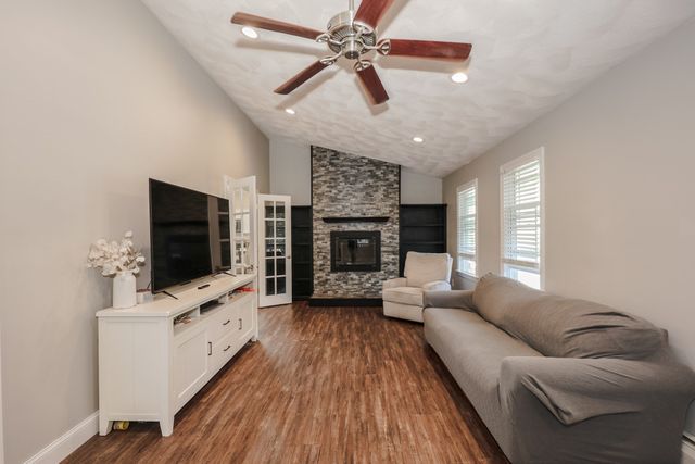 86 Meadowbrook Road, Chelmsford, MA 01863
