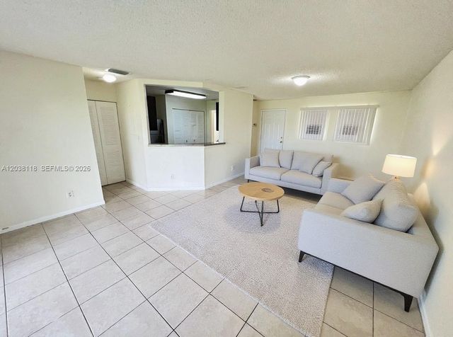 3417 NW 44th St 104, Oakland Park, FL 33309