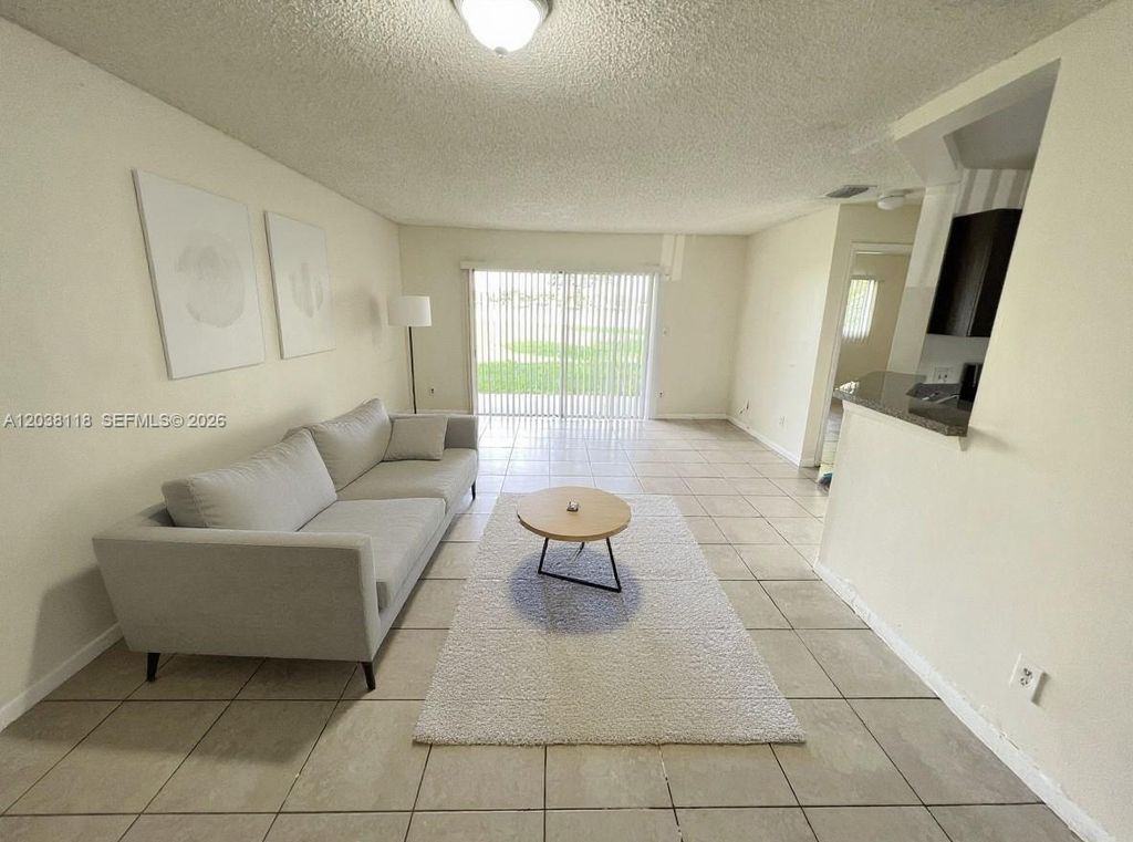 3417 NW 44th St 104, Oakland Park, FL 33309