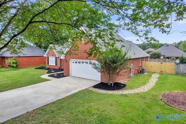 2722 King Arthur Court SW, Decatur, AL 35603
