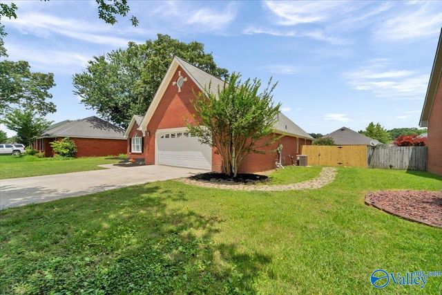 2722 King Arthur Court SW, Decatur, AL 35603