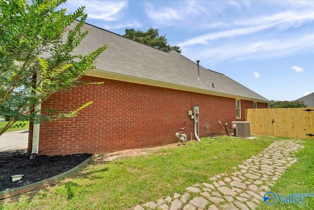 2722 King Arthur Court SW, Decatur, AL 35603