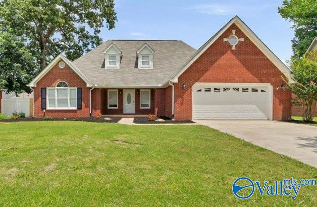 2722 King Arthur Court SW, Decatur, AL 35603
