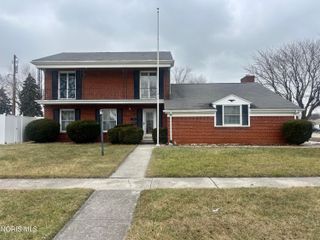 240 Ponderosa Drive, Oregon, OH 43616