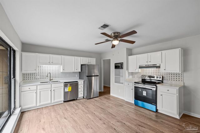 1099 Pine Top Ln, Cantonment, FL 32533