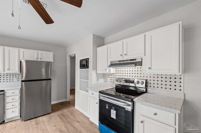 1099 Pine Top Ln, Cantonment, FL 32533