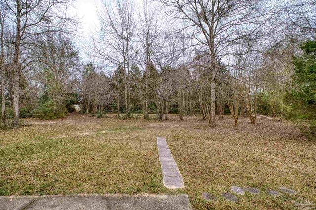 1099 Pine Top Ln, Cantonment, FL 32533