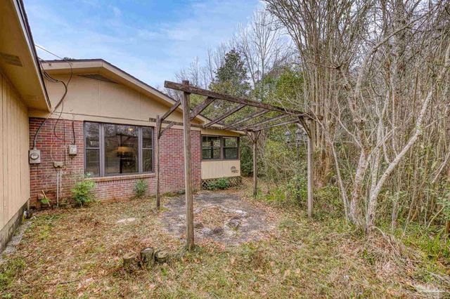 1099 Pine Top Ln, Cantonment, FL 32533